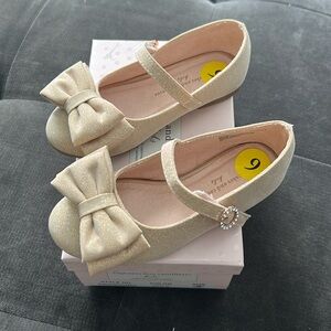 Cupcakes & Cashmere Glitter Bow shoes girls size 9